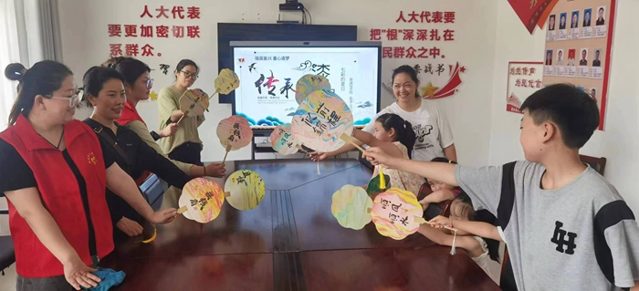 孩子們參與非遺漆扇制作。灌南縣委宣傳部供圖