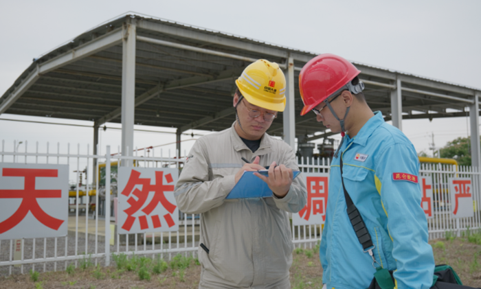 中國石油天然氣銷售江蘇公司工作人員走訪轄區(qū)內(nèi)電廠用戶，了解用氣需求。企業(yè)供圖