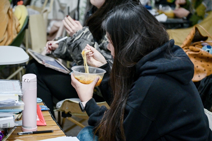 學(xué)生在“深夜食堂”用餐。許陳攝