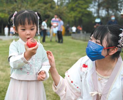 浙江省杭州市西溪國家濕地公園探索保護(hù)與利用雙贏之路。圖為小朋友在火柿節(jié)上品嘗火柿。  新華社記者 黃宗治攝