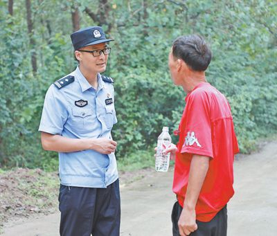 江蘇邳州市公安局新河派出所民警沈成（左）走訪村民。湯 峰攝