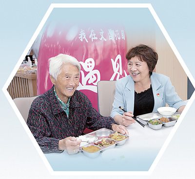 鄭翔（右）在社區(qū)食堂征詢居民意見(jiàn)建議。程可欣攝